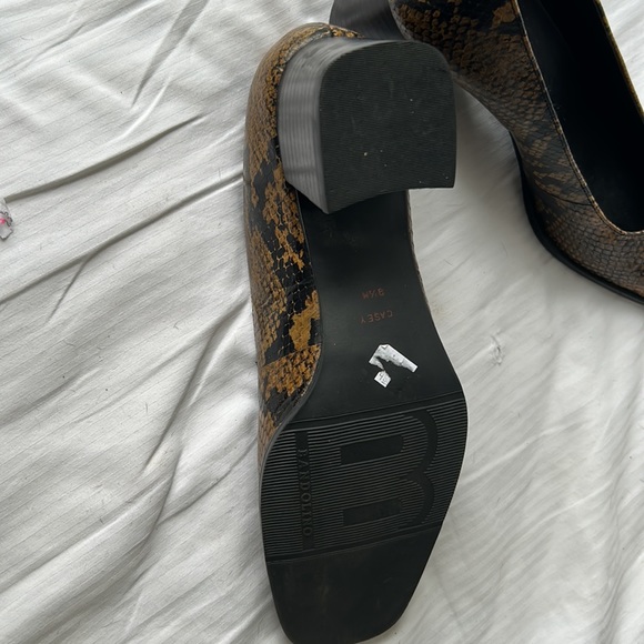 Bandolino size 9 1/2 women’s snake skin block heel. - Picture 3 of 4